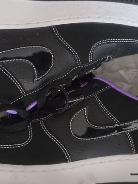 Nike Black Low-Top Sneakers with Patent Swoosh and Purple Accent Size 7Y